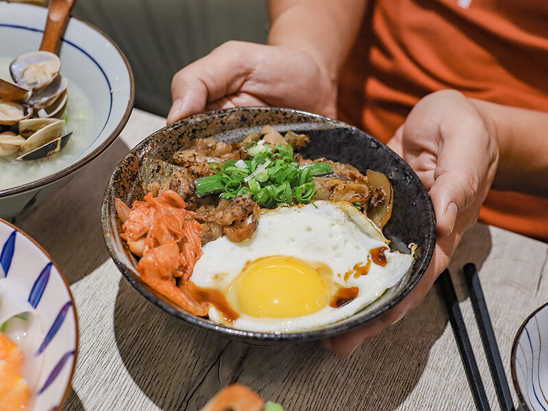 高鐵旁高CP食堂 復古x潮玩系文青客家美食，享用三鮮粄條、曼谷打拋豬和客家麻糬，近新竹高鐵站中午時間一位難求