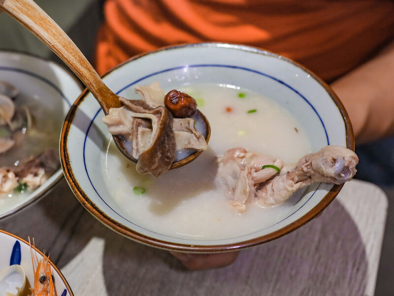 高鐵旁高CP食堂 復古x潮玩系文青客家美食，享用三鮮粄條、曼谷打拋豬和客家麻糬，近新竹高鐵站中午時間一位難求