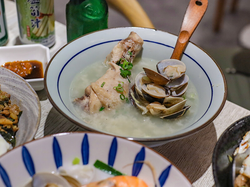 高鐵旁高CP食堂 復古x潮玩系文青客家美食，享用三鮮粄條、曼谷打拋豬和客家麻糬，近新竹高鐵站中午時間一位難求