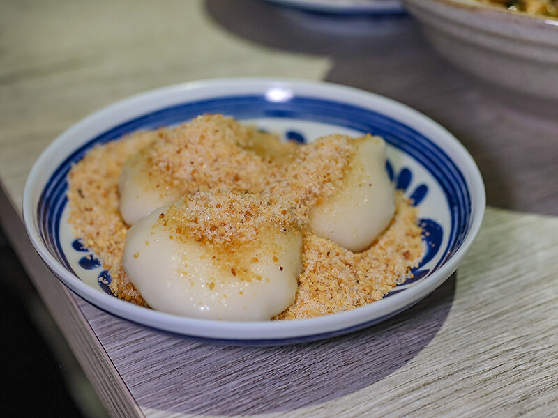 高鐵旁高CP食堂 復古x潮玩系文青客家美食，享用三鮮粄條、曼谷打拋豬和客家麻糬，近新竹高鐵站中午時間一位難求