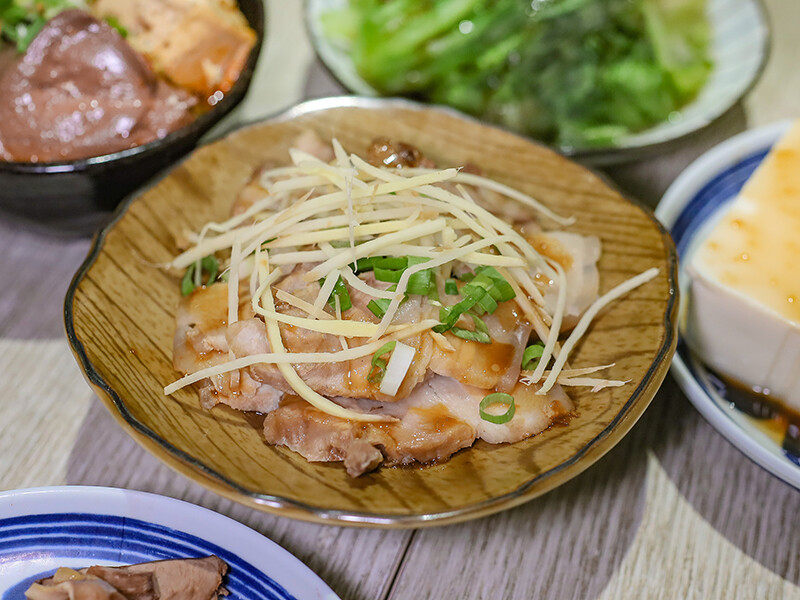 高鐵旁高CP食堂 復古x潮玩系文青客家美食，享用三鮮粄條、曼谷打拋豬和客家麻糬，近新竹高鐵站中午時間一位難求