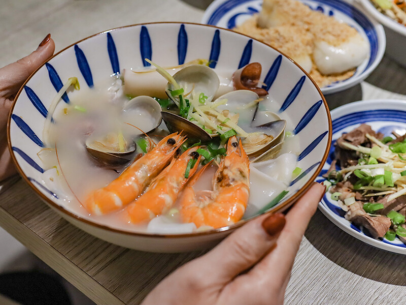 高鐵旁高CP食堂 復古x潮玩系文青客家美食，享用三鮮粄條、曼谷打拋豬和客家麻糬，近新竹高鐵站中午時間一位難求