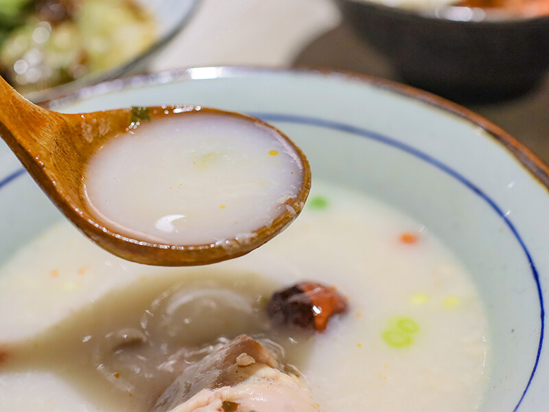 高鐵旁高CP食堂 復古x潮玩系文青客家美食，享用三鮮粄條、曼谷打拋豬和客家麻糬，近新竹高鐵站中午時間一位難求