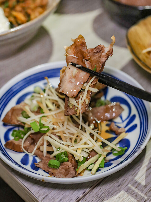 高鐵旁高CP食堂 復古x潮玩系文青客家美食，享用三鮮粄條、曼谷打拋豬和客家麻糬，近新竹高鐵站中午時間一位難求