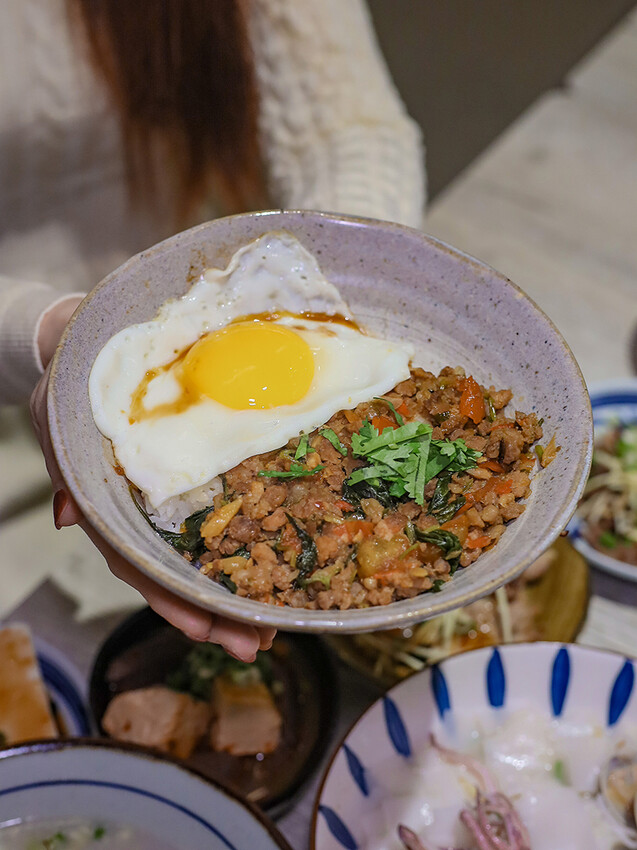 高鐵旁高CP食堂 復古x潮玩系文青客家美食，享用三鮮粄條、曼谷打拋豬和客家麻糬，近新竹高鐵站中午時間一位難求