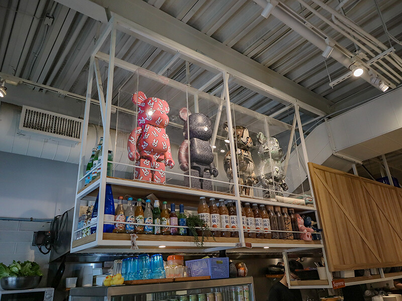 高鐵旁高CP食堂 復古x潮玩系文青客家美食，享用三鮮粄條、曼谷打拋豬和客家麻糬，近新竹高鐵站中午時間一位難求