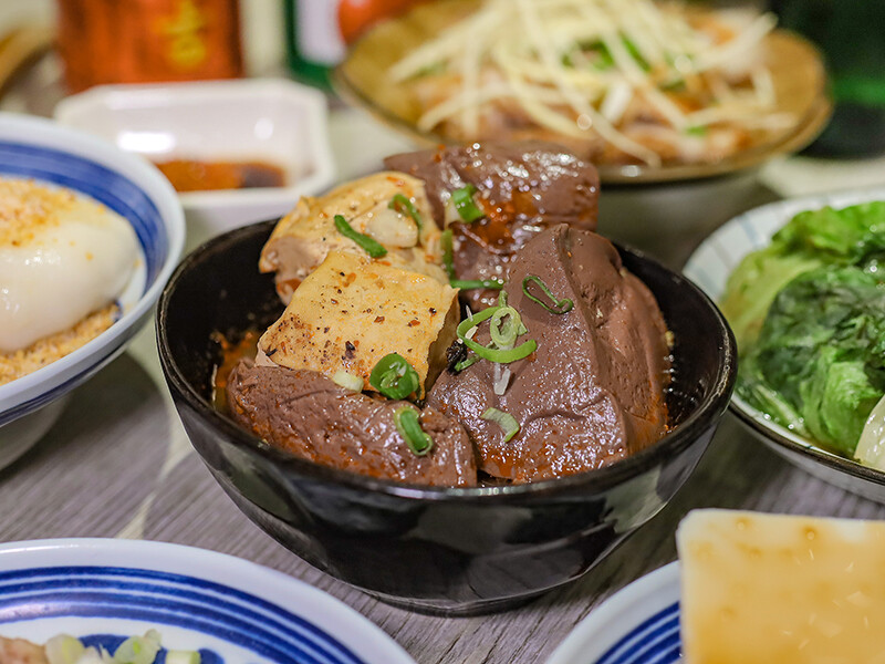 高鐵旁高CP食堂 復古x潮玩系文青客家美食，享用三鮮粄條、曼谷打拋豬和客家麻糬，近新竹高鐵站中午時間一位難求