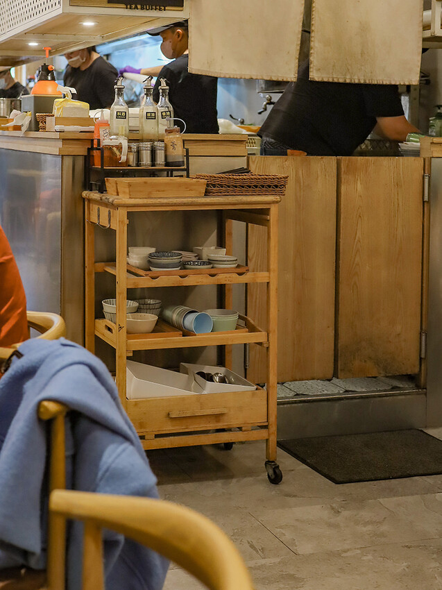 高鐵旁高CP食堂 復古x潮玩系文青客家美食，享用三鮮粄條、曼谷打拋豬和客家麻糬，近新竹高鐵站中午時間一位難求