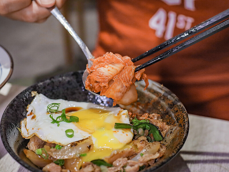 高鐵旁高CP食堂 復古x潮玩系文青客家美食，享用三鮮粄條、曼谷打拋豬和客家麻糬，近新竹高鐵站中午時間一位難求