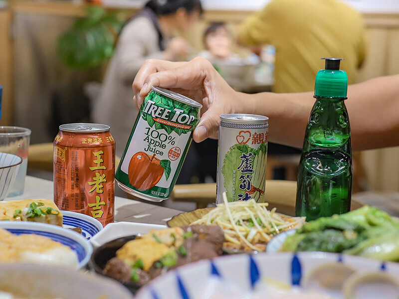 高鐵旁高CP食堂 復古x潮玩系文青客家美食，享用三鮮粄條、曼谷打拋豬和客家麻糬，近新竹高鐵站中午時間一位難求