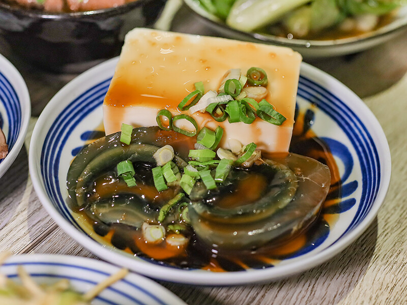 高鐵旁高CP食堂 復古x潮玩系文青客家美食，享用三鮮粄條、曼谷打拋豬和客家麻糬，近新竹高鐵站中午時間一位難求