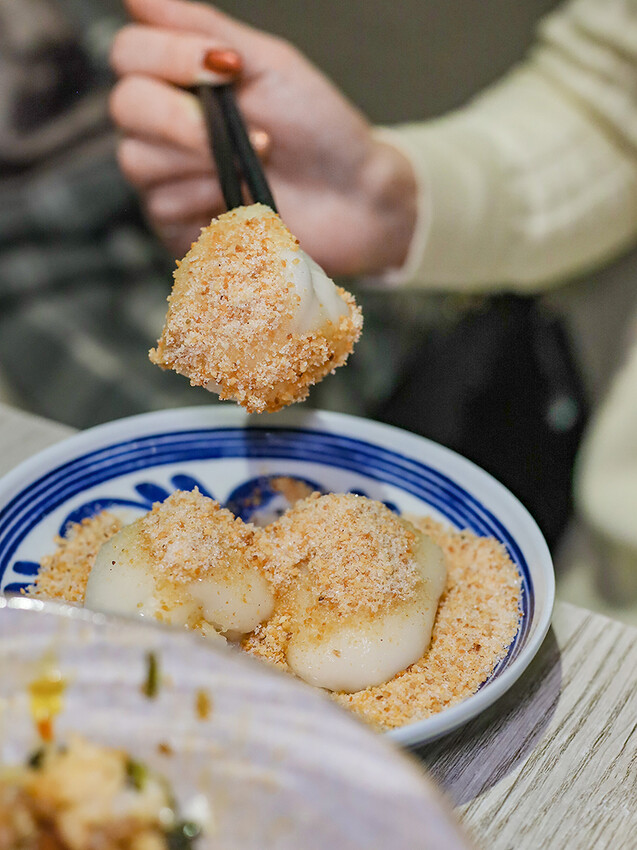 高鐵旁高CP食堂 復古x潮玩系文青客家美食，享用三鮮粄條、曼谷打拋豬和客家麻糬，近新竹高鐵站中午時間一位難求