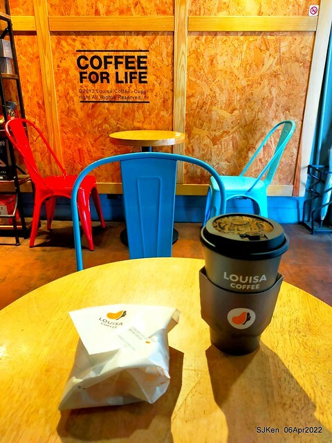 「路易莎咖啡Louisa Coffee 石牌裕民店」(Louisa Coffee & Hamburger), Taipei, Taiwan, Apr 6, 2022.