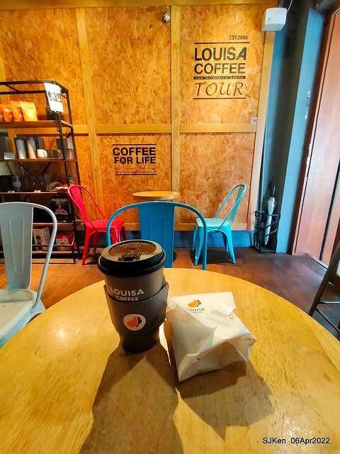 「路易莎咖啡Louisa Coffee 石牌裕民店」(Louisa Coffee & Hamburger), Taipei, Taiwan, Apr 6, 2022.