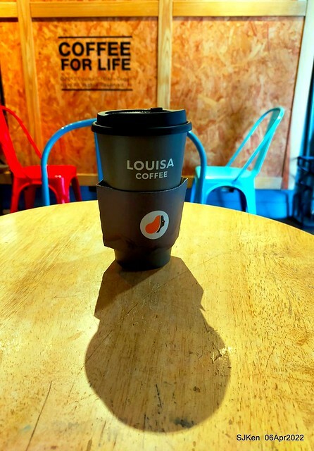 「路易莎咖啡Louisa Coffee 石牌裕民店」(Louisa Coffee & Hamburger), Taipei, Taiwan, Apr 6, 2022.