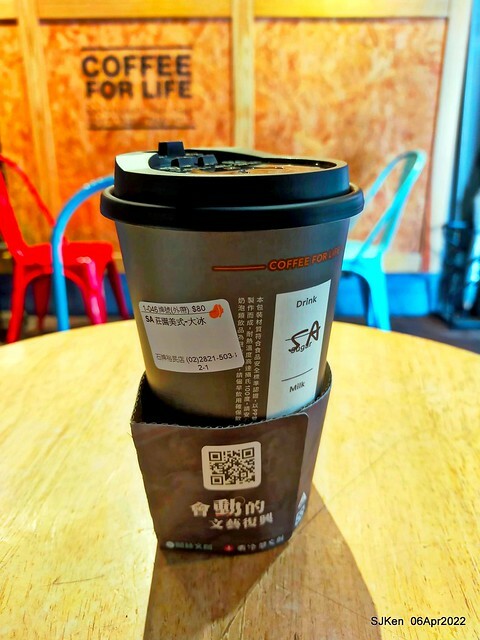 「路易莎咖啡Louisa Coffee 石牌裕民店」(Louisa Coffee & Hamburger), Taipei, Taiwan, Apr 6, 2022.