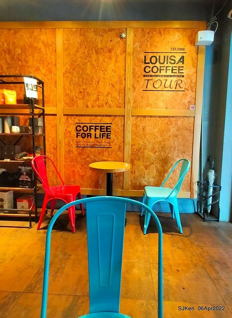 「路易莎咖啡Louisa Coffee 石牌裕民店」(Louisa Coffee & Hamburger), Taipei, Taiwan, Apr 6, 2022.