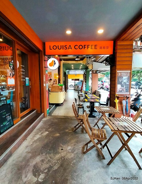 「路易莎咖啡Louisa Coffee 石牌裕民店」(Louisa Coffee & Hamburger), Taipei, Taiwan, Apr 6, 2022.