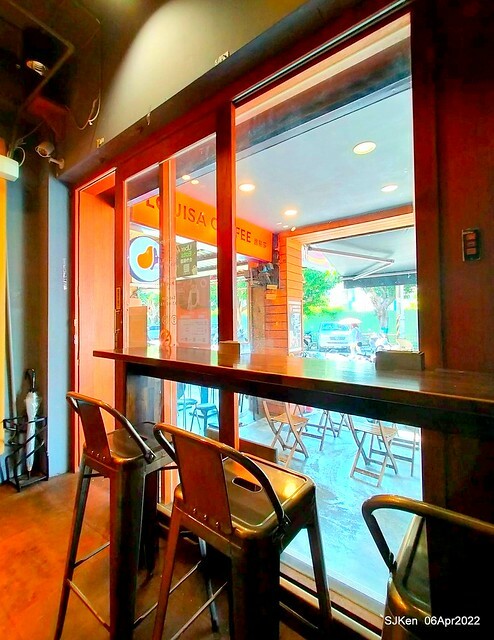 「路易莎咖啡Louisa Coffee 石牌裕民店」(Louisa Coffee & Hamburger), Taipei, Taiwan, Apr 6, 2022.