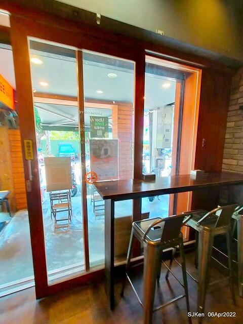 「路易莎咖啡Louisa Coffee 石牌裕民店」(Louisa Coffee & Hamburger), Taipei, Taiwan, Apr 6, 2022.