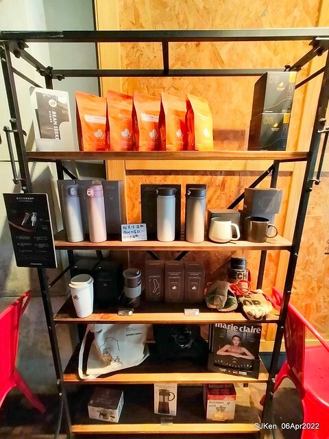 「路易莎咖啡Louisa Coffee 石牌裕民店」(Louisa Coffee & Hamburger), Taipei, Taiwan, Apr 6, 2022.