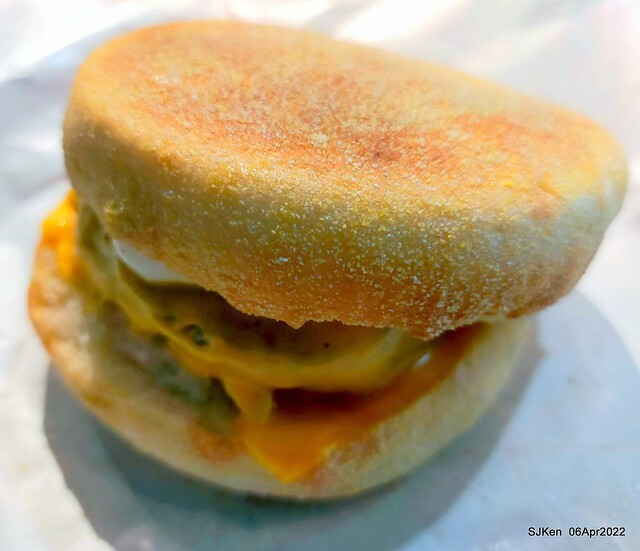 「路易莎咖啡Louisa Coffee 石牌裕民店」(Louisa Coffee & Hamburger), Taipei, Taiwan, Apr 6, 2022.