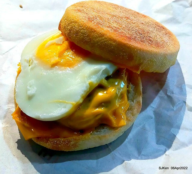 「路易莎咖啡Louisa Coffee 石牌裕民店」(Louisa Coffee & Hamburger), Taipei, Taiwan, Apr 6, 2022.