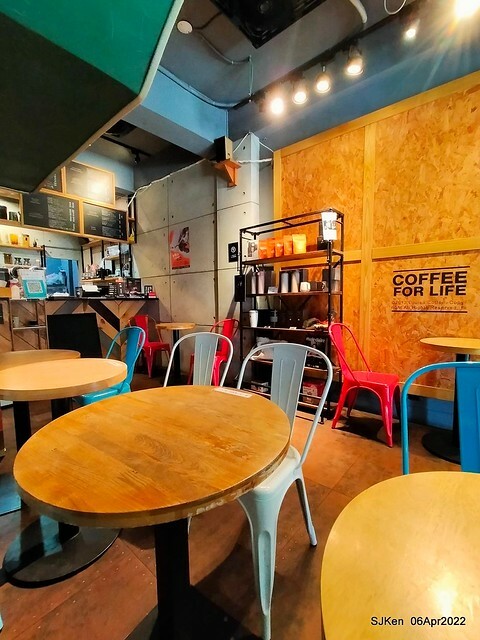 「路易莎咖啡Louisa Coffee 石牌裕民店」(Louisa Coffee & Hamburger), Taipei, Taiwan, Apr 6, 2022.