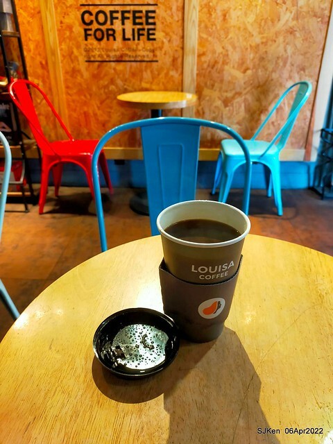 「路易莎咖啡Louisa Coffee 石牌裕民店」(Louisa Coffee & Hamburger), Taipei, Taiwan, Apr 6, 2022.