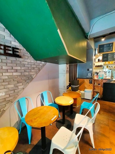 「路易莎咖啡Louisa Coffee 石牌裕民店」(Louisa Coffee & Hamburger), Taipei, Taiwan, Apr 6, 2022.