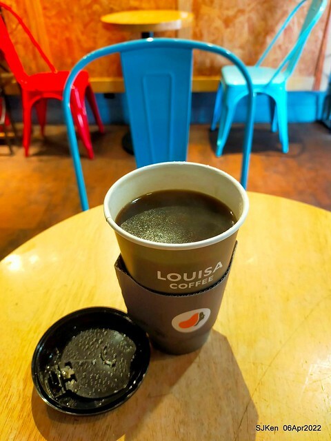「路易莎咖啡Louisa Coffee 石牌裕民店」(Louisa Coffee & Hamburger), Taipei, Taiwan, Apr 6, 2022.