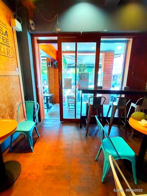 「路易莎咖啡Louisa Coffee 石牌裕民店」(Louisa Coffee & Hamburger), Taipei, Taiwan, Apr 6, 2022.