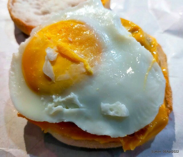 「路易莎咖啡Louisa Coffee 石牌裕民店」(Louisa Coffee & Hamburger), Taipei, Taiwan, Apr 6, 2022.