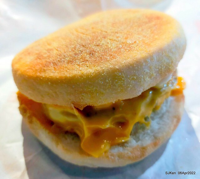 「路易莎咖啡Louisa Coffee 石牌裕民店」(Louisa Coffee & Hamburger), Taipei, Taiwan, Apr 6, 2022.