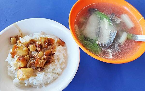 【南機場美食】曉迪筒仔米糕｜超便宜又美味的銅板小吃店！必吃滷肉飯