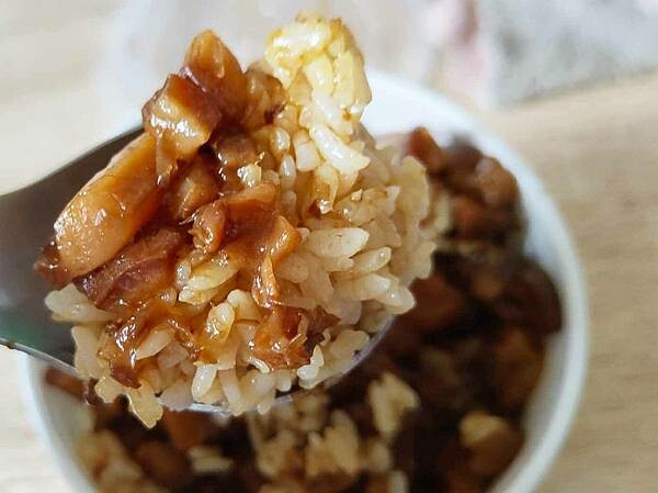 【南機場美食】曉迪筒仔米糕｜超便宜又美味的銅板小吃店！必吃滷肉飯