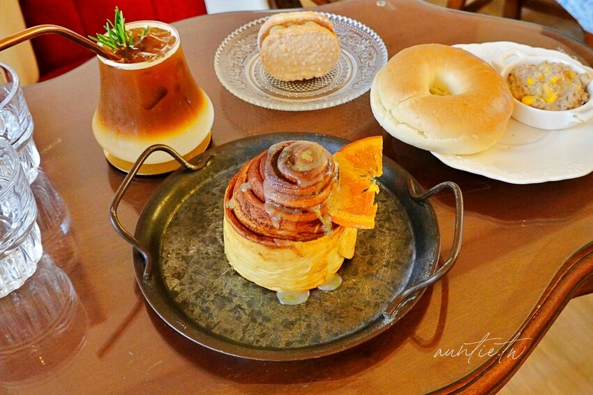 【台中】西區｜嵨峝 voute，秒到法國沙龍茶館，檸檬糖霜肉桂捲，優雅歐系咖啡廳推薦