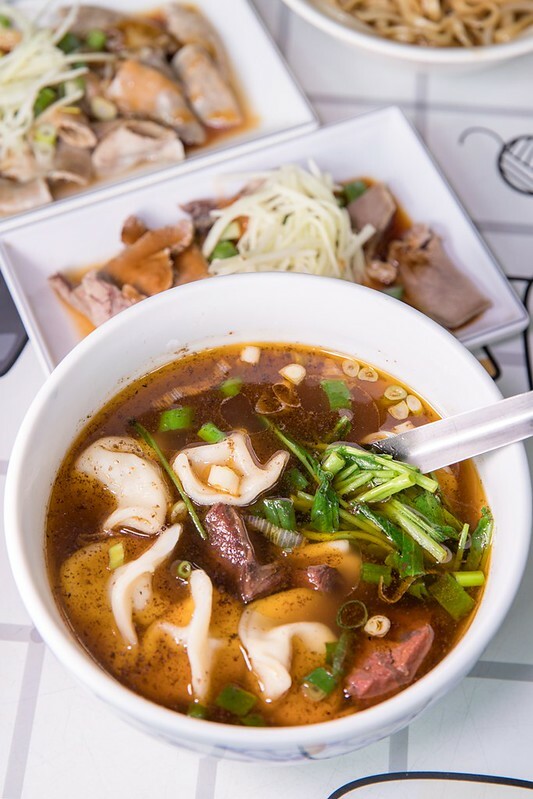 ▲瑞芳銅板美食推薦：歌林麵店，現價牛肉湯餃70元，牛肉麵小碗70元、大碗也只要80元 /小虎食夢網 提供、WalkerLand窩客島整理