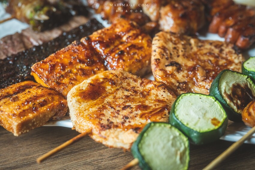 台北美食｜嗆司台式串燒～台式串燒也可以很有儀式感！被串燒耽誤的酒吧調酒款式爆多！桌桌必點鹽烤吳郭魚、