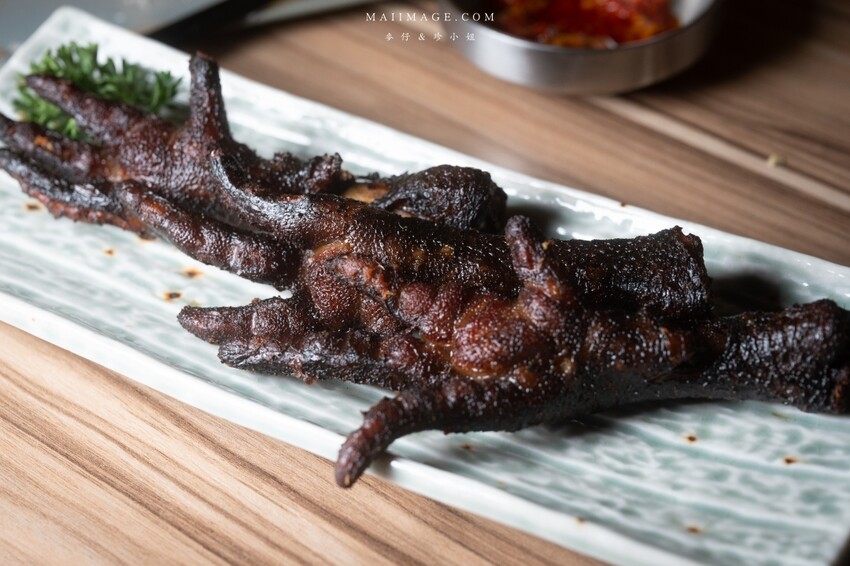 台北美食｜嗆司台式串燒～台式串燒也可以很有儀式感！被串燒耽誤的酒吧調酒款式爆多！桌桌必點鹽烤吳郭魚、