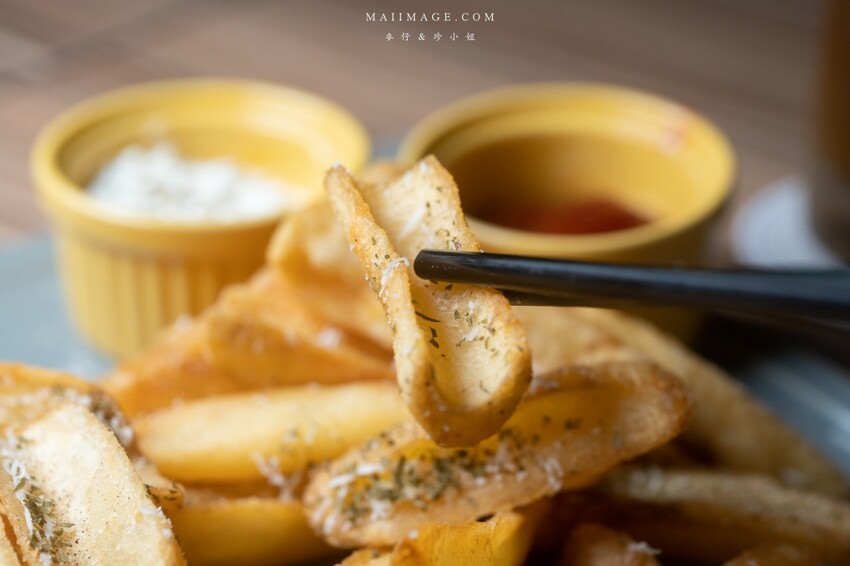台北美食｜嗆司台式串燒～台式串燒也可以很有儀式感！被串燒耽誤的酒吧調酒款式爆多！桌桌必點鹽烤吳郭魚、