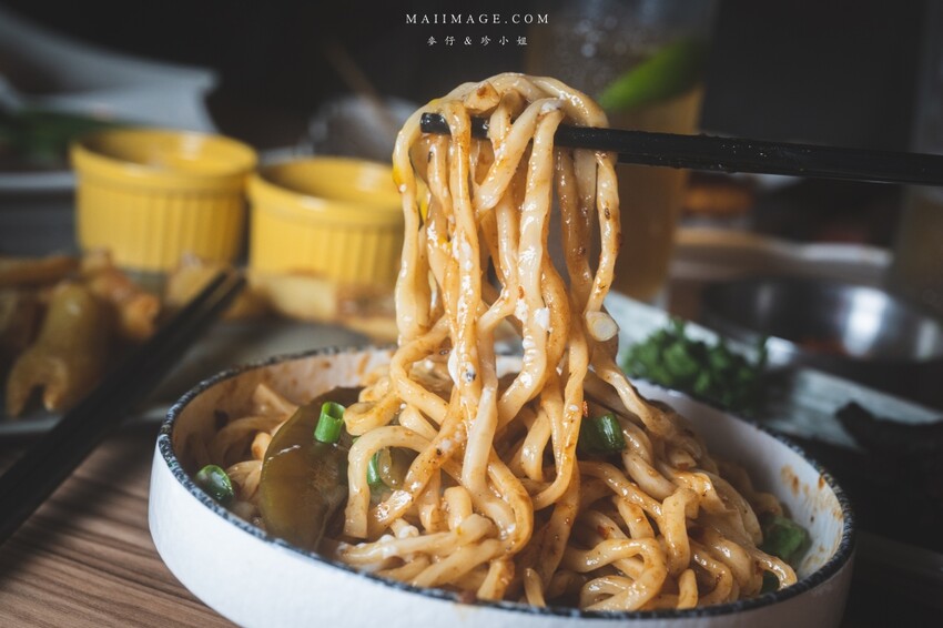 台北美食｜嗆司台式串燒～台式串燒也可以很有儀式感！被串燒耽誤的酒吧調酒款式爆多！桌桌必點鹽烤吳郭魚、