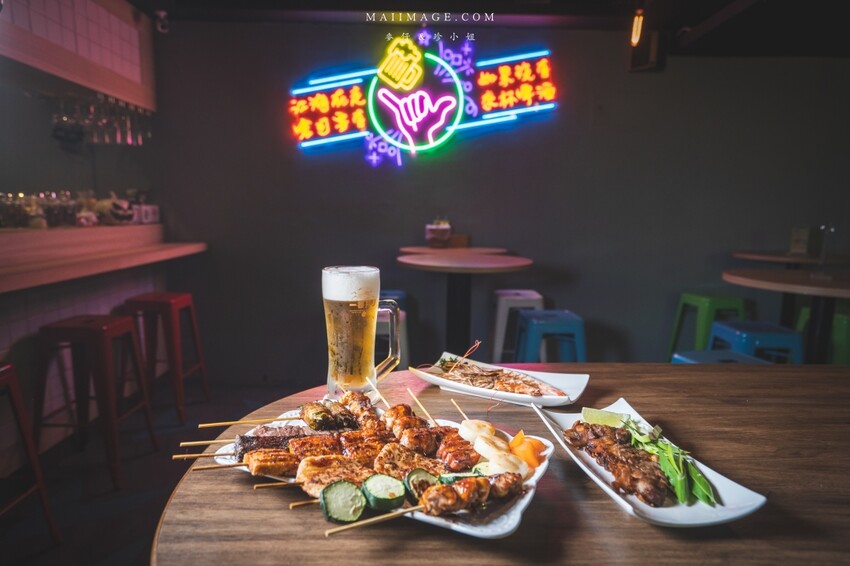 台北美食｜嗆司台式串燒～台式串燒也可以很有儀式感！被串燒耽誤的酒吧調酒款式爆多！桌桌必點鹽烤吳郭魚、