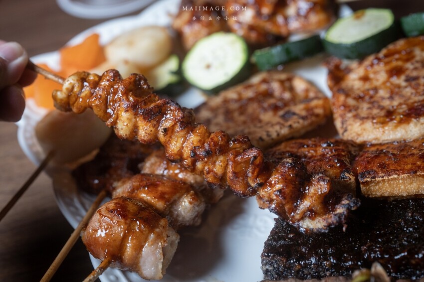 台北美食｜嗆司台式串燒～台式串燒也可以很有儀式感！被串燒耽誤的酒吧調酒款式爆多！桌桌必點鹽烤吳郭魚、