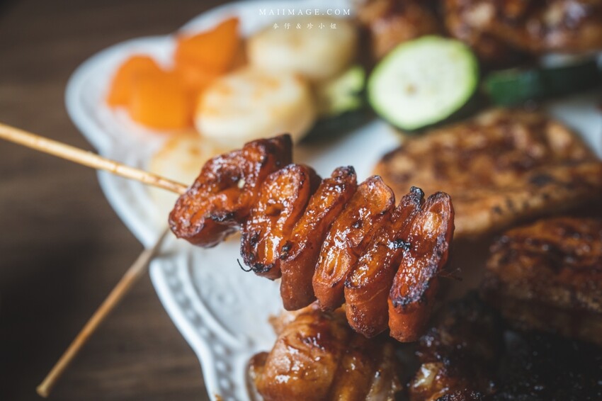 台北美食｜嗆司台式串燒～台式串燒也可以很有儀式感！被串燒耽誤的酒吧調酒款式爆多！桌桌必點鹽烤吳郭魚、