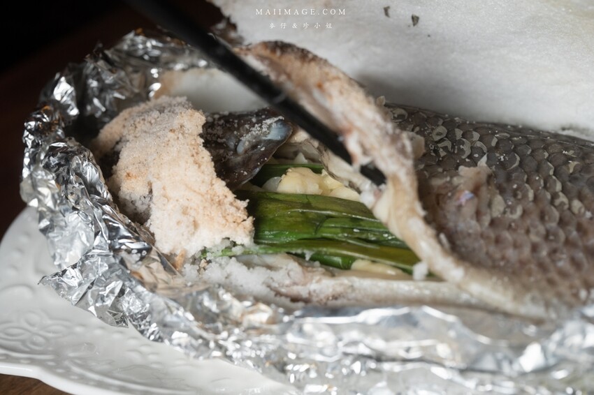 台北美食｜嗆司台式串燒～台式串燒也可以很有儀式感！被串燒耽誤的酒吧調酒款式爆多！桌桌必點鹽烤吳郭魚、