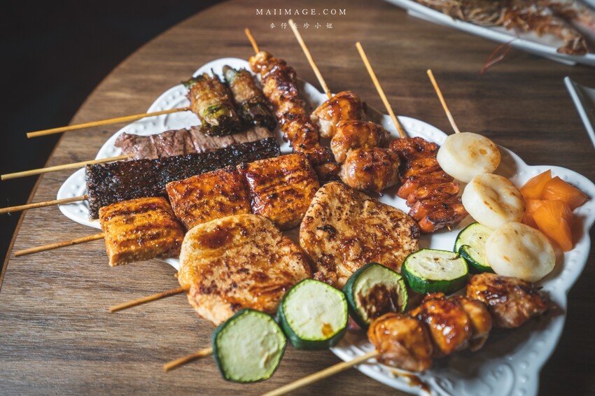 台北美食｜嗆司台式串燒～台式串燒也可以很有儀式感！被串燒耽誤的酒吧調酒款式爆多！桌桌必點鹽烤吳郭魚、