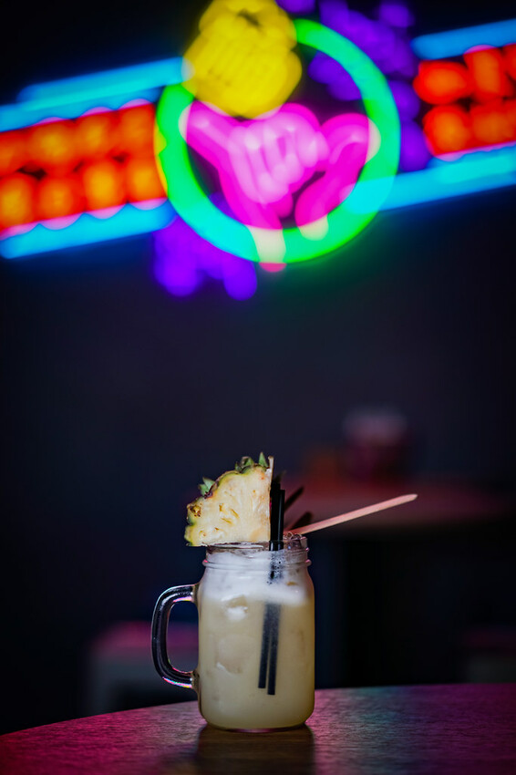 最潮台式串燒在東區！猶如置身台客復古酒吧，不僅串燒平價又美味，還有超多創意調酒，冰糖霸王雞爪必點，宵