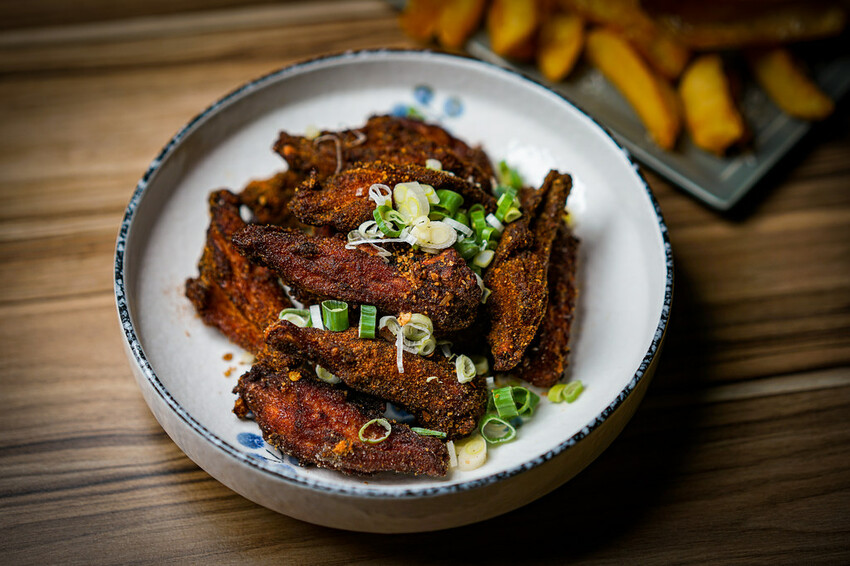 最潮台式串燒在東區！猶如置身台客復古酒吧，不僅串燒平價又美味，還有超多創意調酒，冰糖霸王雞爪必點，宵
