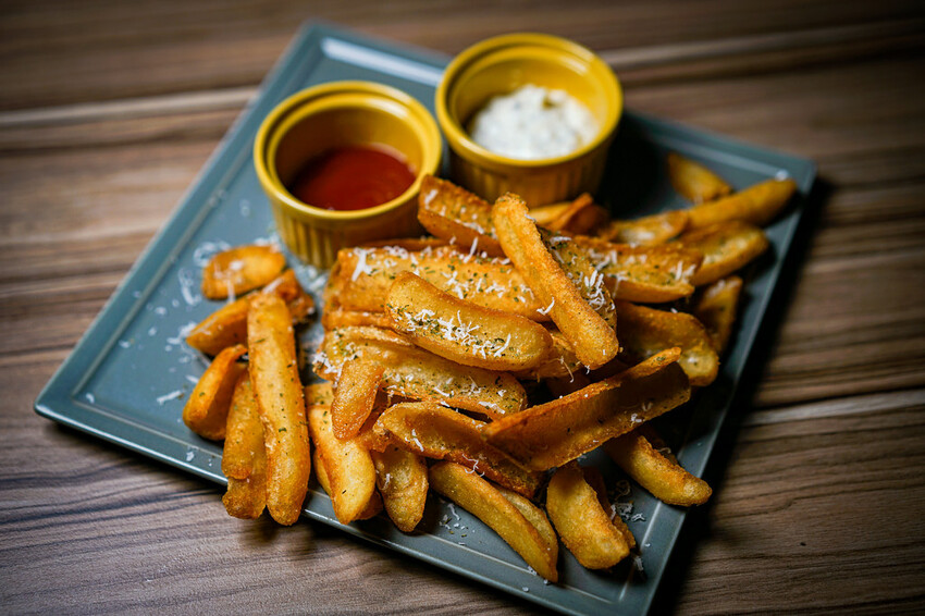 最潮台式串燒在東區！猶如置身台客復古酒吧，不僅串燒平價又美味，還有超多創意調酒，冰糖霸王雞爪必點，宵